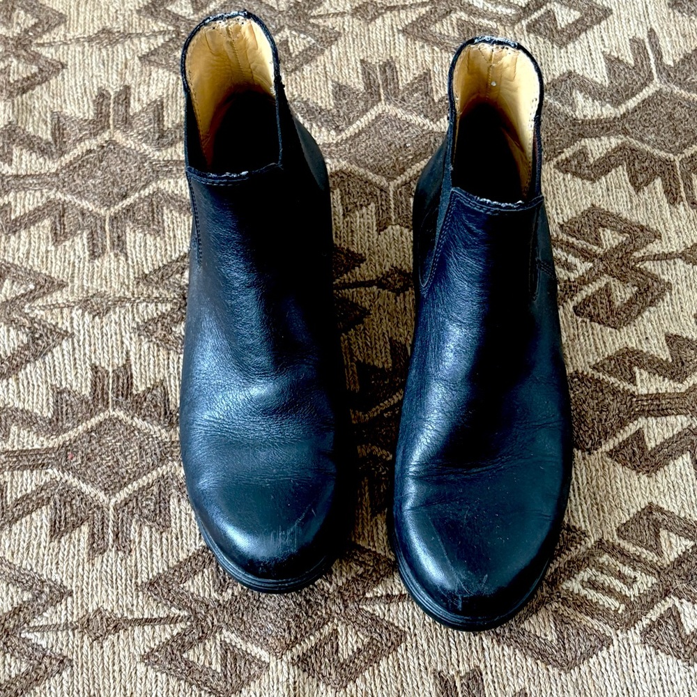 Blundstones women’s black booties  9.5